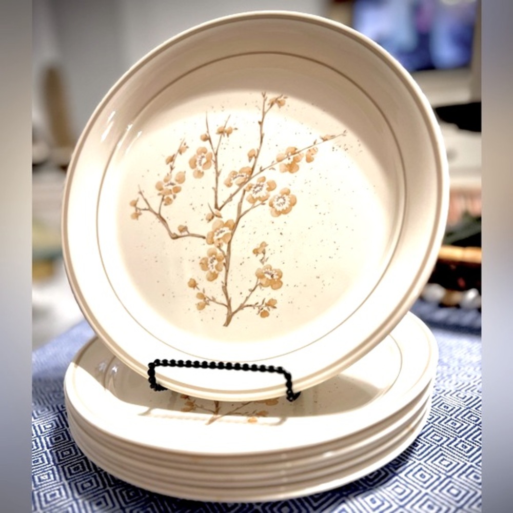 Corningware 8 plates, 1 Creamer 7 mugs Vintage China Blossom